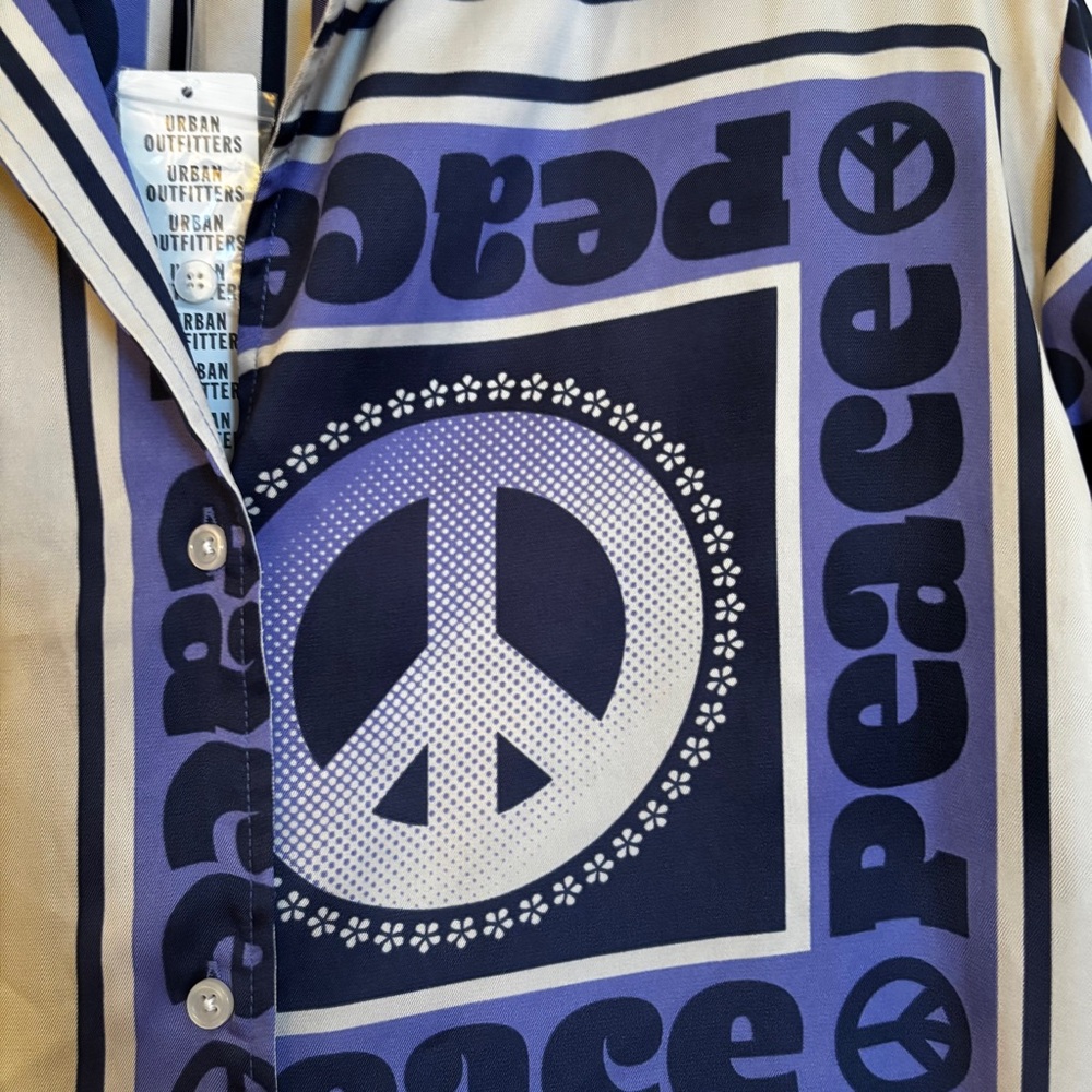 NWT URBAN OUTFITTERS LIAM BLUE PEACE SHORT SLEEVE BUTTON-DOWN SHIRT SIZE M.
Less - Picture 7 of 10